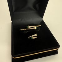 اسوارة مع خاتم ذهب مارلي تصميم ألماسي بلون اخضر عي...