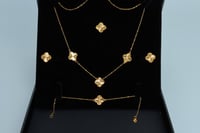 طقم ذهب الفان كليف ثلاث وردات عيار 21 وزن 9.5 جرام