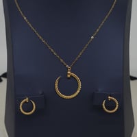 طقم المسمار بتصميم مموج ذهب عيار 21 وزن 7.9 جرام