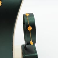 طقم ذهب عيار 21 تصميم زهري وزن 8.58 جرام بإطلالة ف...