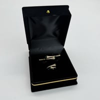 اسوارة مع خاتم ذهب مارلي تصميم ألماسي بلون اخضر عي...