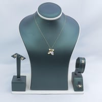 طقم ذهب باسكال عيار 18 ناعم بتصميم الماسي وزن 3.66...