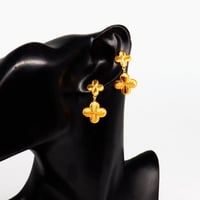 حلق ذهب تصميم وردة الفان كليف عيار 21 وزن 2.3 جرام