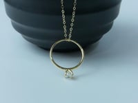 سلسال ذهب بتعليقة مصممة بشكل خاتم عيار 18 وزن 1.3...