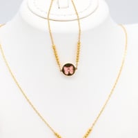 طقم ذهب الفراشة بنقشة اللون الوردي عيار 18وزنه 7 ج...