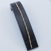 سوار ذهب مبروم مكس ألوان بتصميم عصري عيار 18 وزن 5...