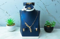 طقم ذهب عيار 21 شكل الوردات بتصميم الجنزير 11.4 جر...