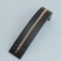 اسوارة ذهب عيار 18 بتصميم غصن الزيتون الماسي وزن 1...