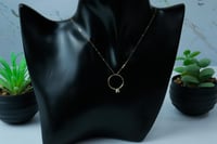 سلسال ذهب بتعليقة مصممة بشكل خاتم عيار 18 وزن 1.3...