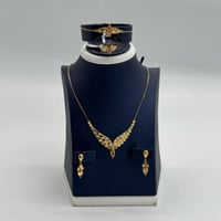 طقم ذهب جناح الصقر تصميم الماسي عيار 21 وزن 7.94 ج...