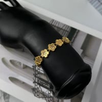 اسوارة ذهب عيار 21 مزينة بالورود الانيقة بوزن 9,62...