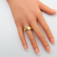 دبلة ذهب عيار 18 تصميم كارتير اللوف – فخامة أيقوني...