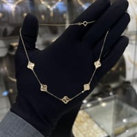 عقد فان كليف ذهب عيار 18 مع خمس وردات ناعمة وزن 2....