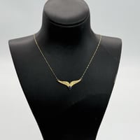 عقد ذهب جناح الصقر عيار 21 باللون الكحلي وزن 1.1 ج...