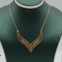 طقم ذهب عيار 21 وزن 5.74 جرام بتصميم هندسي متشابك...