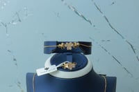 طقم ذهب عيار 21 شكل الوردات بتصميم الجنزير 11.4 جر...