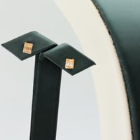 طقم ذهب بناتي عيار 18 وزن 2.12 جرام بتصميم الماسي...