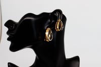 حلق ذهب دائري عيار 18 بتصميم مموج متداخل بوزن 3.7...