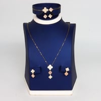 طقم ذهب فان كليف فخم بتصميم الماسي ملون عيار 18