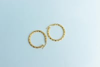 حلق ذهب تصميم المبروم عيار 18 وزن 2.2 جرام