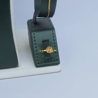 طقم ذهب عيار 21 مميز بتصميم ثلاثة دور وزن 6.52 جرا...