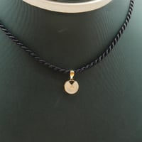 تعليقة ذهب عيار 18 دائرة الهدوء بوزن 0.3 جرام - تص...