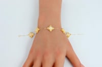 اسوارة ذهب روبيرتو كوين خمس وردات عيار 18 تصميم ال...