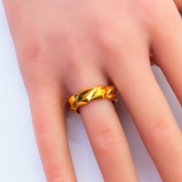 دبلة ذهب عيار 21 تصميم أمواج وزن 2.45 جرام – أناقة...