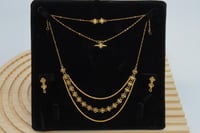 طقم ذهب فخم عيار 21 بتصميم ثلاثة دور انيق وزن 9.3...