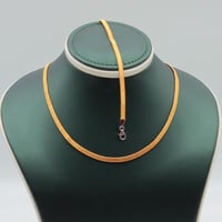 عقد واسوارة ذهب عيار 21 بتصميم الحرير يلبس بوجهين...