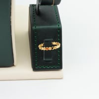 طقم ذهب عيار 18 تصميم الماسي وزن 3.39 جرام بإطلالة...