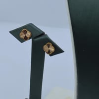 طقم ذهب تصميم الفان كليف ثلاثة دور عيار 21 وزن 6.4...