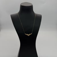 عقد ذهب جناح الصقر عيار 21 باللون الكحلي وزن 1.1 ج...