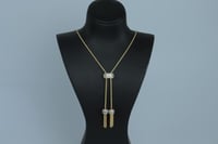 شال ذهب عيار 18 بتصميم الماسي يشمل كرة سحب بلون تي...