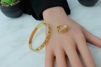 اسوارة فان كليف ذهب مع خاتم عيار 18 لأطلالة فاخرة