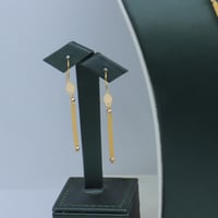 طقم ذهب عيار 21 مبروم بتصميم كرات الدوريكاء وزن 11...