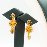 طقم ذهب الوردات عيار 21 وزن 20.24 جرام بتصميم فاخر...