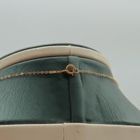 عقد ذهب عيار 21 زخرفة أنيقة وزن 1.2 جرام بتعليقة ف...