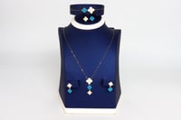 طقم ذهب فان كليف فخم بتصميم الماسي ملون عيار 18