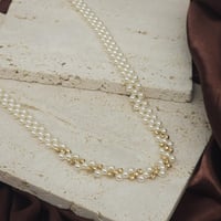 عقدحصري بالؤلؤ الزراعي الطبيعي المميز بكرات ذهبية...