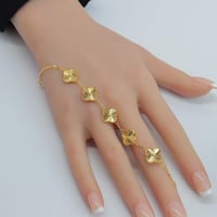 سوارة ذهب الفان كليف خمس وردات عيار 21 وزن 7.58 جر...