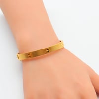 سوارة ذهب لوڤ ترند عيار 21 وزن 13.97 جرام بتصميم ع...