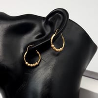 حلق بتصميم حبات الدوريكاء ذهب عيار 21 وزن 2جرام