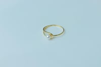 خاتم ذهب ناعم عيار 18 بوزن 0.7 جرام مزين بحبة لولو