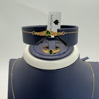 طقم ذهب جناح الصقر باللون الاخضر عيار 21 وزن 3.5 ج...