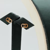 طقم ذهب عيار 18 ناعم وزن 2 جرام بإطلالة أنيقة ناعم...