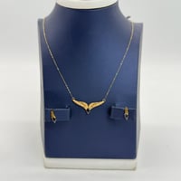 طقم ذهب جناح الصقر باللون الكحلي عيار 21 وزن 3.9 ج...