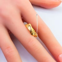 خاتم ذهب عيار 21 تصميم ناعم وزن 1 جرام – رقة وأناق...