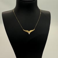 عقد ذهب جناح الصقر عيار 21 باللون الابيض وزن 1.2 ج...