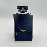 طقم ذهب جناح الصقر ذهب صافي عيار 21 وزن 3.7 جرام